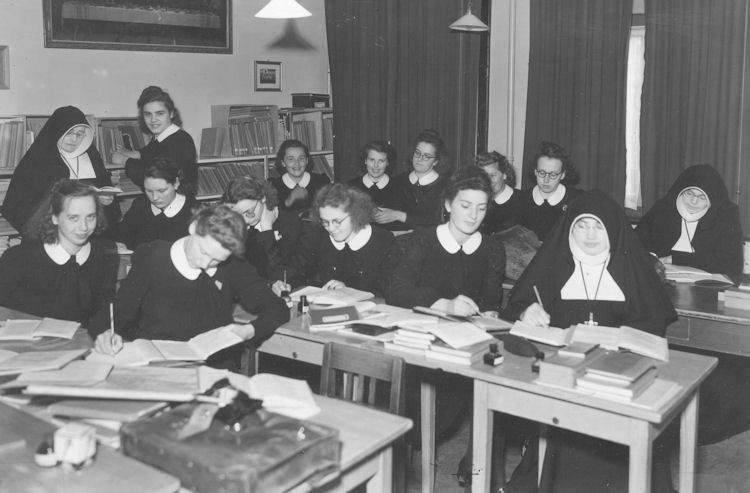 Bestand:Kweekschool 1942-04.jpg