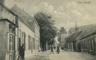 "De Kluis" thans Vicaris van Alphenstraat. Links is Jansen de Wit begonnen. Vooraan smid van der Eerden, later kruidenierswaren van der Eerden rond 1960 en bij de kastanje slager van Rooij later Wouters. Voor meer details klik hier.
