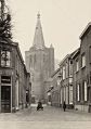 Café "De Kroon" rechts en linksvoor van Liempd Mallens, kruidenier en bakker. Voor meer details klik hier.