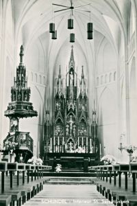 De Heilige Servatiuskerk in het centrum aan de Markt. De preekstoel staat hier links van het altaar. Voor meer details klik hier.