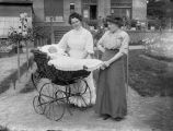 Mechtild Bolsius Verstraaten (1884) met kinderwagen en kind in de tuin van Villa Nieuwegaard samen met haar schoonzusje Mies Bolsius. Voor meer details klik hier.