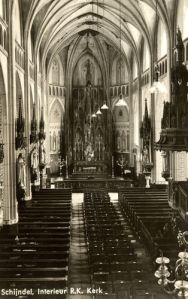 De Heilige Servatiuskerk in het centrum aan de Markt. Het hoofdaltaar met de communiebanken in het middenschip. Voor meer details klik hier.