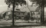 De Boschwegse kerk Onze Lieve Vrouw van de Heilige Rozenkrans met pastorie, gebouwd in 1928 door bouwpastoor A.J. Pessers. Voor meer details klik hier.