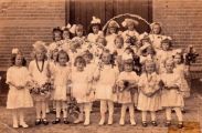 De Mariaschool Pastoor van Erpstraat 4. Groepsfoto van bruidjes ter gelegenheid van de inhuldiging van pastoor Donders. Voor meer details klik hier.