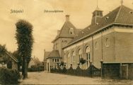 De voorzijde van het Patronaat rond 1930. Voor meer details klik hier.