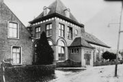 Het Patronaat aan de Kluisstraat 11 gebouwd in 1907 en gesloopt in 1984. Voor meer details klik hier.