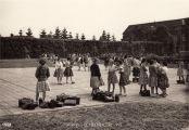 Foto 1558, 1959. Schoolplein, rechts op de achtergrond het moederhuiscomplex met kweekschool.