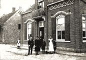 Hoofdstraat 56 - 58. Het pand is omstreeks 1890 gebouwd en mogelijk enige tijd later met één travee aan de linkerzijde uitgebreid. Onder leiding van Ch. J van Liempd is het gebouw gesplitst in twee woningen. Voor meer details klik hier.