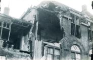 Oorlogsschade aan het Patronaat in de Kluisstraat 11 aan de zijde van de Vicaris Aertsweg. Voor meer details klik hier.