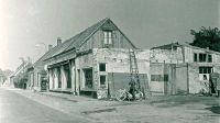 Oorlogsschade aan de panden van Vugts in de Nieuwstraat. Voor meer details klik hier.