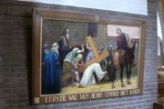 De Boschwegse kerk Onze Lieve Vrouw van de Heilige Rozenkrans. Kruiswegstatie uit 1934, gesigneerd door A.v.d. Laar. Derde statie: Eerste val van Jezus onder het kruis. Voor meer details klik hier.