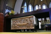 De Boschwegse kerk Onze Lieve Vrouw van de Heilige Rozenkrans. Het altaar met daaronder een meubelstuk met daaraan bevestigd aan beide zijden reliëfs afkomstig van de communiebank. Het laatste avondmaal. Voor meer details klik hier.