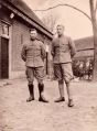Links Piet van den Boogaard (geboren 1908) uit Alphen en rechts Piet de Bres uit Heerlerheide voor het huis van van Kasteren waar ze ingekwartierd waren. Voor meer details klik hier.