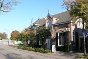Hoofdstraat 56 - 58. Het pand is omstreeks 1890 gebouwd en enige tijd later met één travee aan de linkerzijde uitgebreid. Onder leiding van Ch. J van Liempd is het gebouw gesplitst in twee woningen. Voor meer details klik hier.
