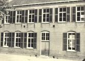 De Mariaschool Pastoor van Erpstraat 4. De achterzijde van de kleuterschool. Voor meer details klik hier.
