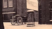 Paard en wagen bij de pomp op de hoek Hoofdstraat en Pompstraat. Voor meer details klik hier.