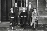 Leraren van de Aloyssiusschool van de Boschweg, helemaal rechts Herman Tibosch. Voor meer details klik hier.