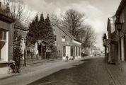 Hoofdstraat met aan de linkerzijde het gesloopte pand van Herman Bos, daarnaast het weeshuis met het beeld van Peerke Donders, daarnaast pand wed. Vugts-Termeer, vervolgens pand slager van den Oetelaar. De straat heeft nog geen trottoirs en word verlicht met hanglampen. Voor meer details klik hier.