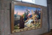 De Boschwegse kerk Onze Lieve Vrouw van de Heilige Rozenkrans. Kruiswegstatie uit 1934, gesigneerd door A.v.d. Laar. Negende statie: Derde val van Jezus onder het kruis. Voor meer details klik hier.