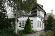 Villa "Vita Nuova". Op een gedenksteen in de hal van deze villa staat te lezen: M.C. Spiekermann, 6 juni 1921, Vita Nuova verwoest 26 lX 1944, Virgilius herplaatste mij 6 Vl 1952. Het oorspronkelijke pand dateerde van 1921. Na de verwoesting ervan in de tweede wereldoorlog heeft architect Ch. J. van Liempd de villa herbouwd in 1952. Hij woonde met zijn vrouw M.C. Spiekermann in de villa en had zijn architectenbureau ondergebracht in de aanbouw aan de rechterachterzijde. De herbouw komt grotendeels overeen met het vooroorlogse pand in Amsterdamse School stijl. Het architectenbureau werd in 1972 verbouwd tot artsenpraktijk. Het pand is geplaatst op de gemeentelijke monumentenlijst. Voor meer details klik hier.