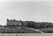 Brug- en sluiswachterswoning c.a. 1946 bij de brug in Middelrode, Kanaaldijk-Zuid 9 - 9a. Voor meer details klik hier.