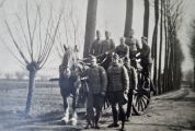Een aantal soldaten, waaronder Piet van den Boogaard, van de Landstorm op een kar op een zandweg. De soldaten waren ingekwartierd in Schijndel onder andere op Elschotseweg 72. Voor meer details klik hier.