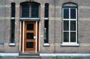De ingang van het Sint-Servatiusgebouw aan de Vicaris van Alphenstraat. Voor meer details klik hier.
