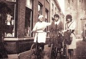 Dames van Dijk voor de winkel (klokken en kerkbeelden) van de familie van Dijk. foto. Voor meer details klik hier.