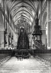 De Heilige Servatiuskerk in het centrum aan de Markt. Het middenschip met zicht op het hoofdaltaar. Aan de rechterzijde de preekstoel. Voor meer details klik hier.